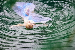 美女河中自由嬉戏游泳图片